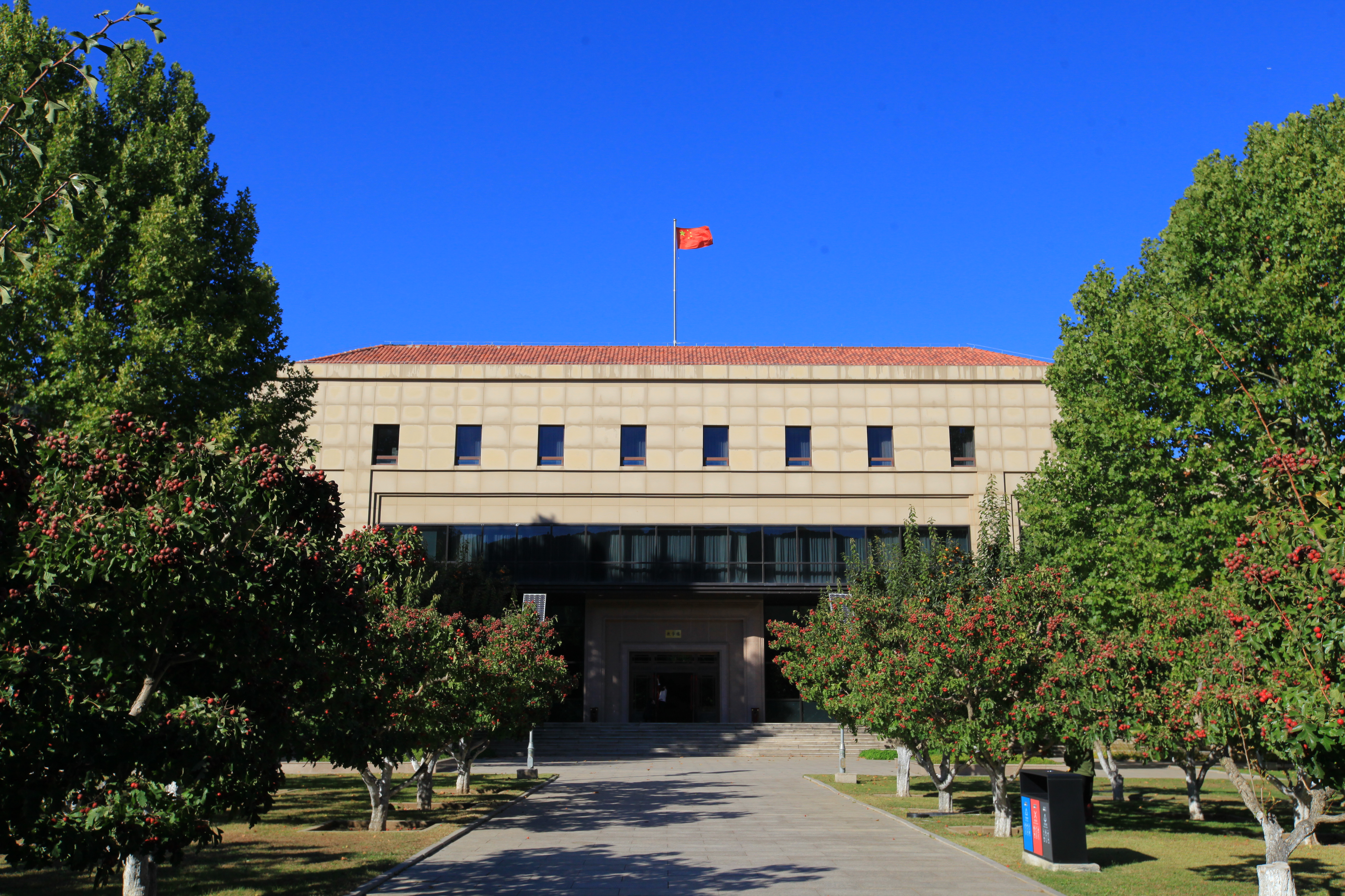 第十八期新任县委宣传部部长培训班学员参观部史展