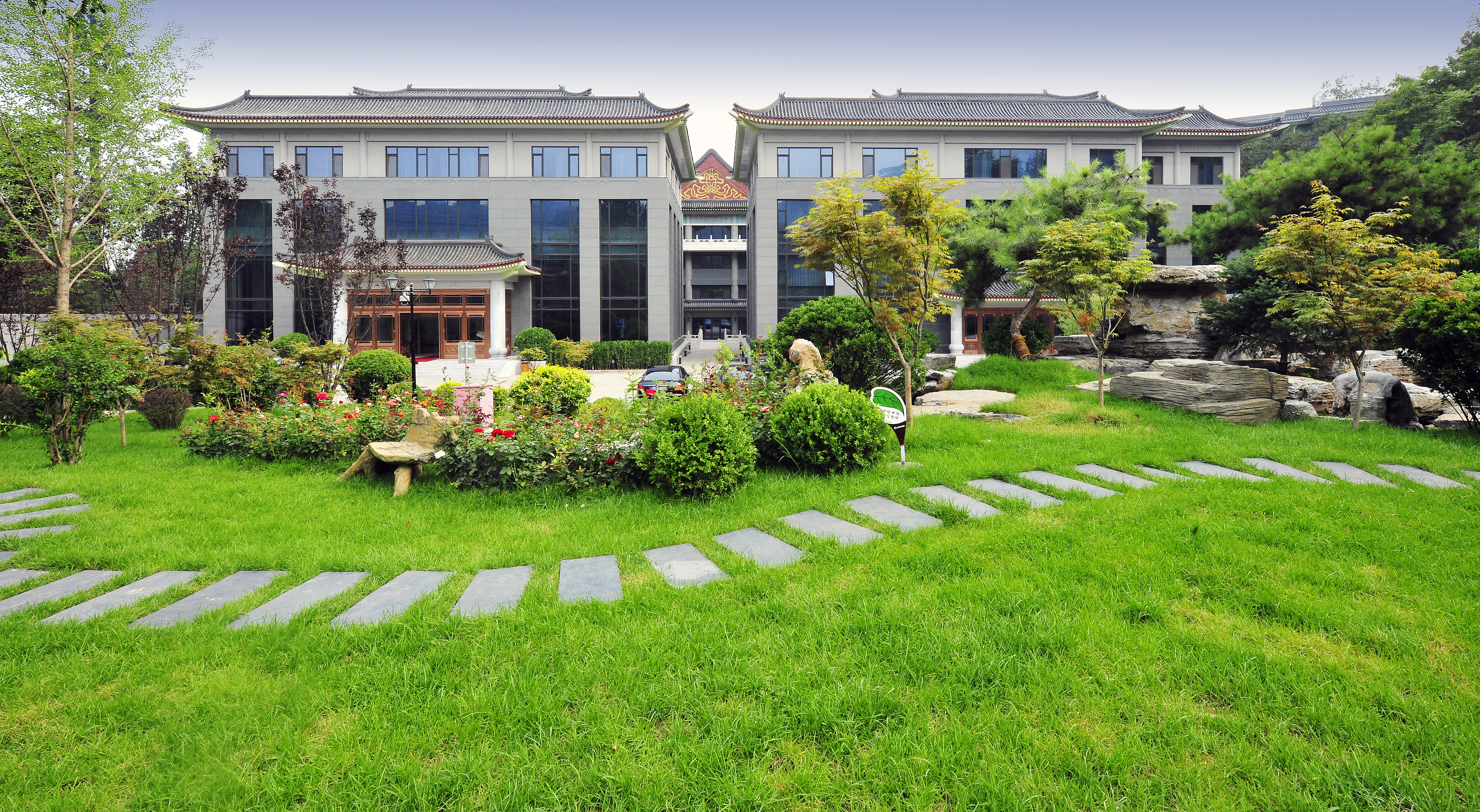 第十八期新任县委宣传部部长培训班学员参观部史展